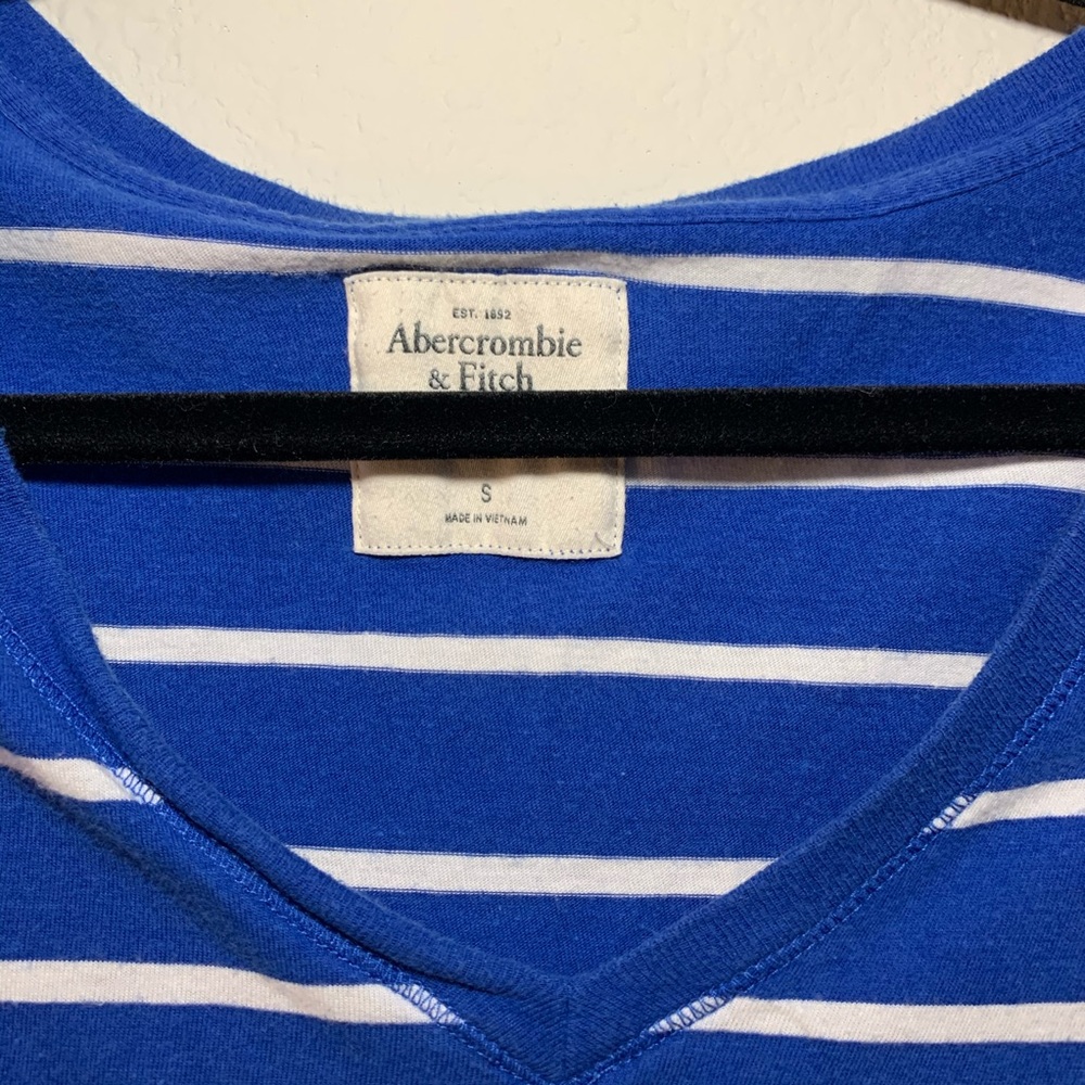 A&F Blue Striped V-Neck Long Sleeve - Picture 2 of 2